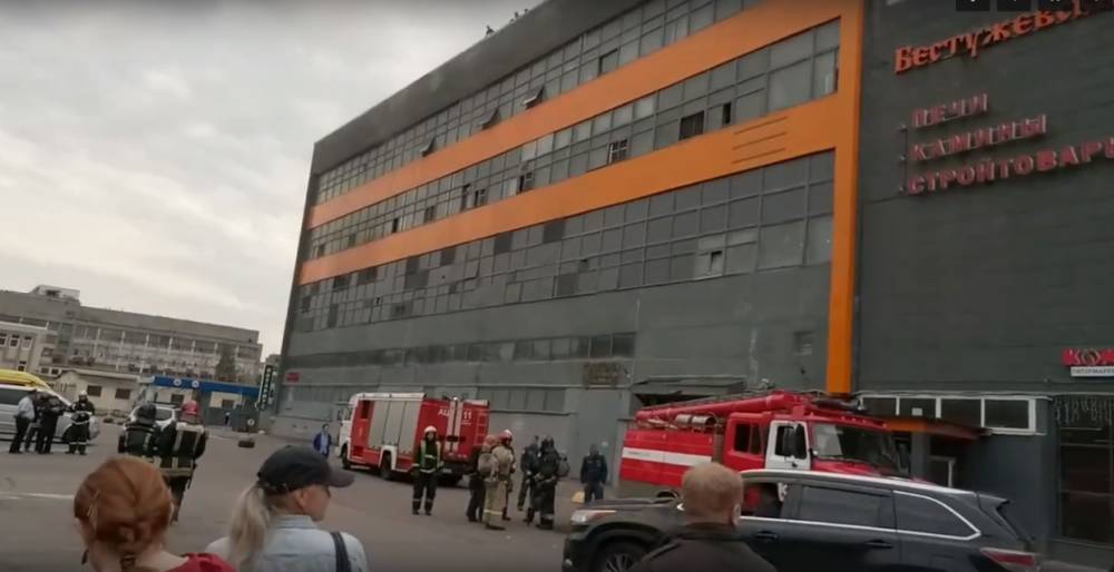 Спасатели потушили пожар в БЦ «Бестужевский Двор» в Калининском районе Петербурга