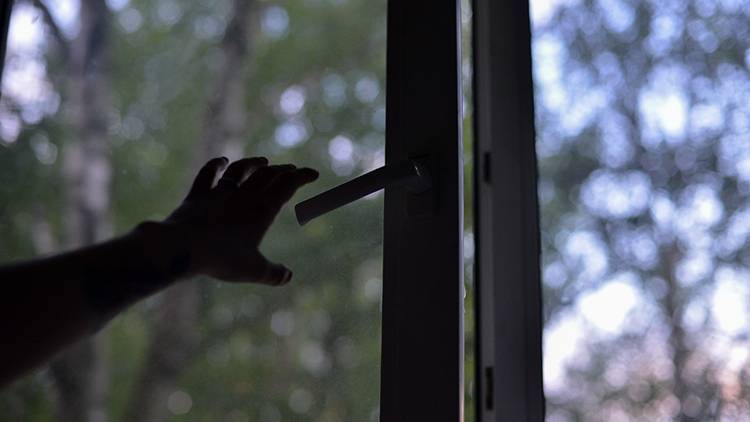 Жительница Узбекистана выкинула из окна роддома двоих детей