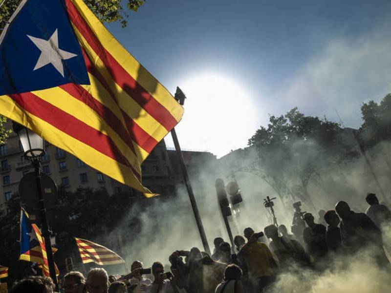 Флаг Испании сожгли в Каталонии в Национальный день региона