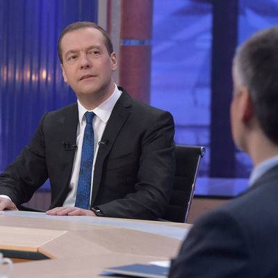 Медведев призвал изыскать 12 млрд 700 млн рублей для МРТ и КТ