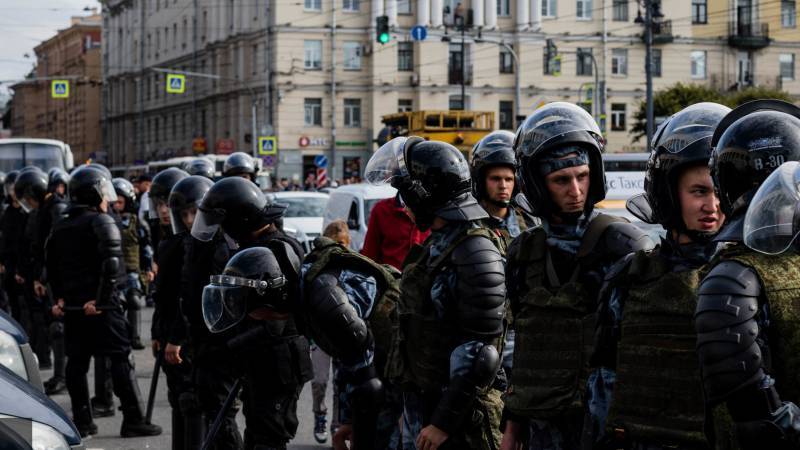 Большинство россиян уже не верят митингам "оппозиции", отметил социолог