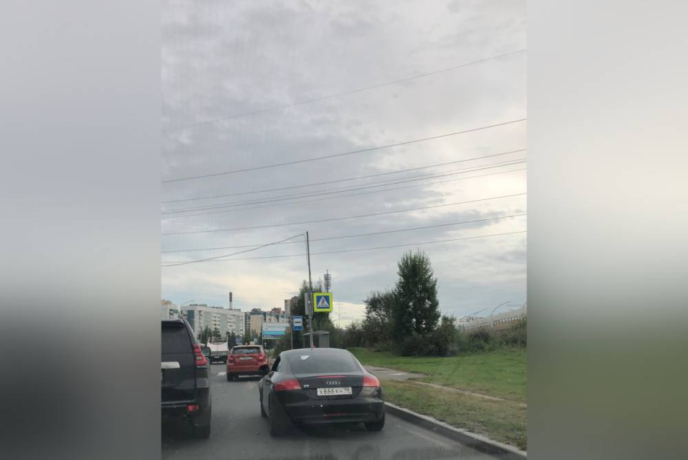 ДТП с Dodge и Audi ограничило проезд по Планерной улице в Петербурге