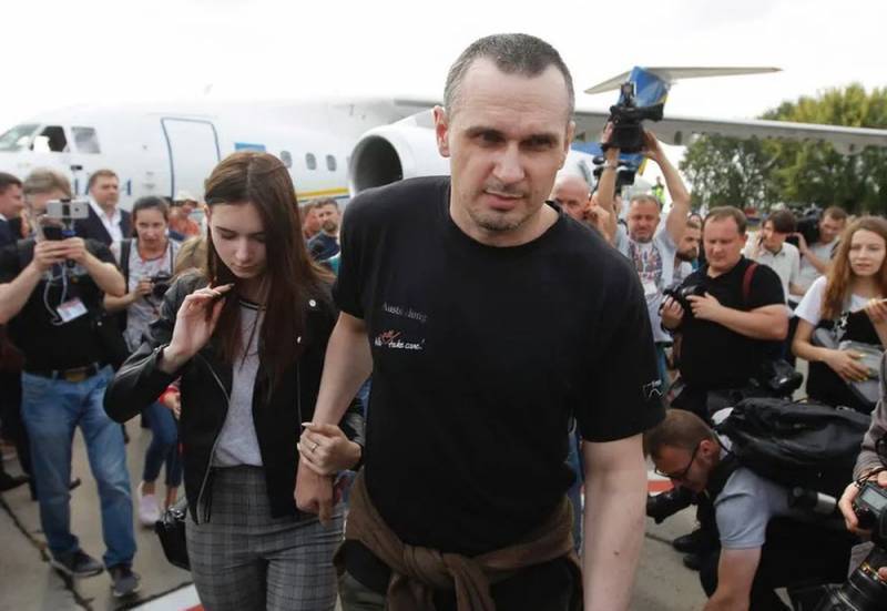 Освобожденный Россией режиссер Сенцов пообещал приехать в Крым на танке