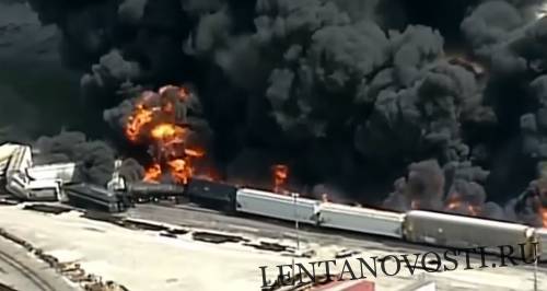 В США поезд с опасными химическими веществами сошел с рельсов и загорелся