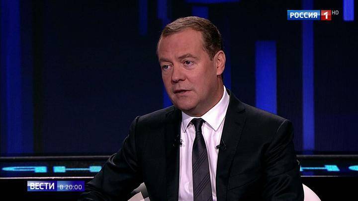 Программа "Диалог" с Медведевым: премьер привел в действие регуляторную гильотину