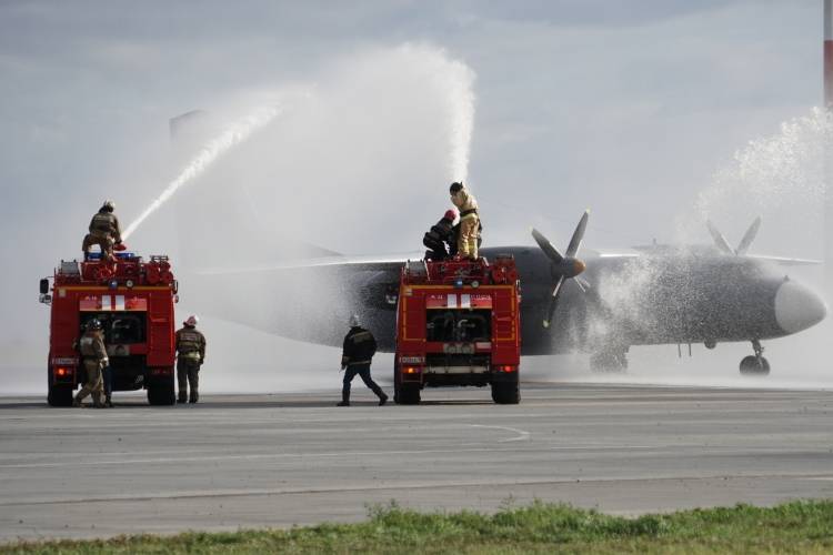 Грузовой самолет разбился и сгорел при посадке в аэропорту США