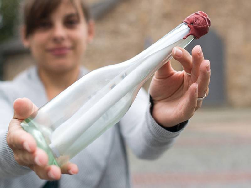 Послание в бутылке спасло американских туристов