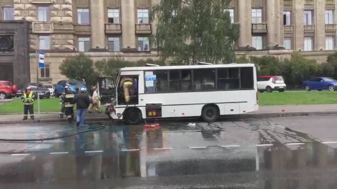 Видео: у "Московской" сгорел пассажирский автобус