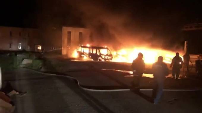 Ночью в Кингисеппе сгорели 12 новых микроавтобусов Ford Transit