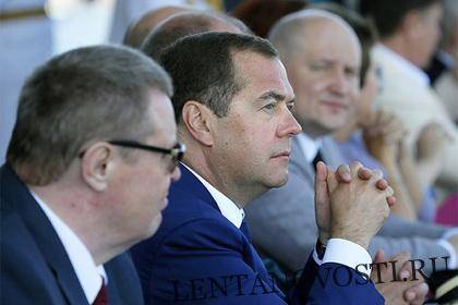 Медведев высказался о короткой рабочей неделе
