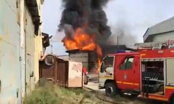 В пожаре на территории гаражного кооператива в Нефтеюганске пострадал человек