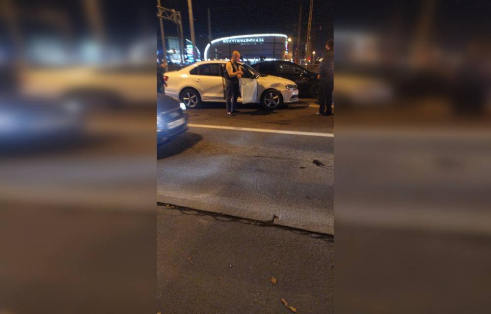 Возле ТРК «Жемчужная плаза» водитель Volkswagen собрал две машины