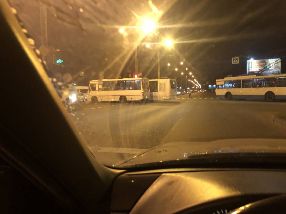 Автобус, маршрутка и трамвай застряли на кольце на севере Петербурга