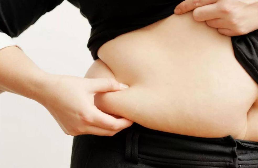 Специалисты узнали, как влияет на жизнь килограмм жира на животе