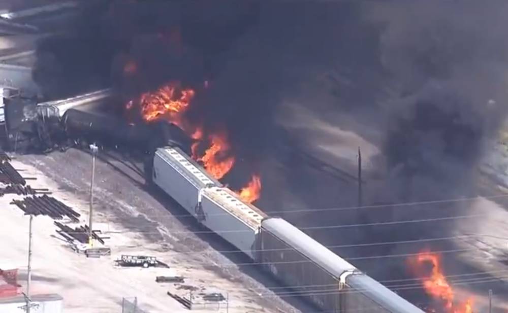 В США товарный поезд сошел с рельсов и загорелся