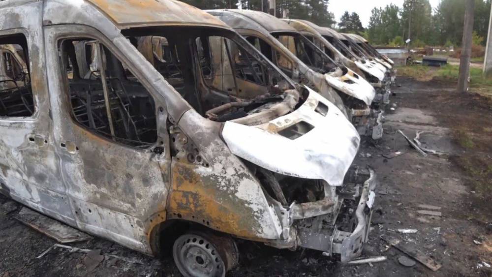 Появилось видео поджога автопарка микроавтобусов в Кингисеппе