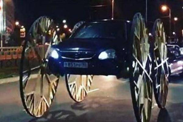 Краснодарского блогера оштрафовали за каретные колеса на его машине