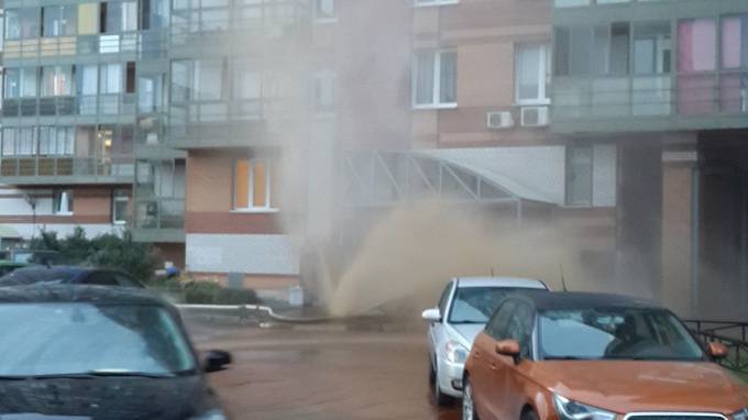 Во дворе жилого дома на Богатырском забил грязевой фонтан