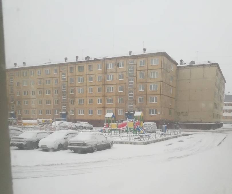 Жители Норильска сняли первый снег в городе