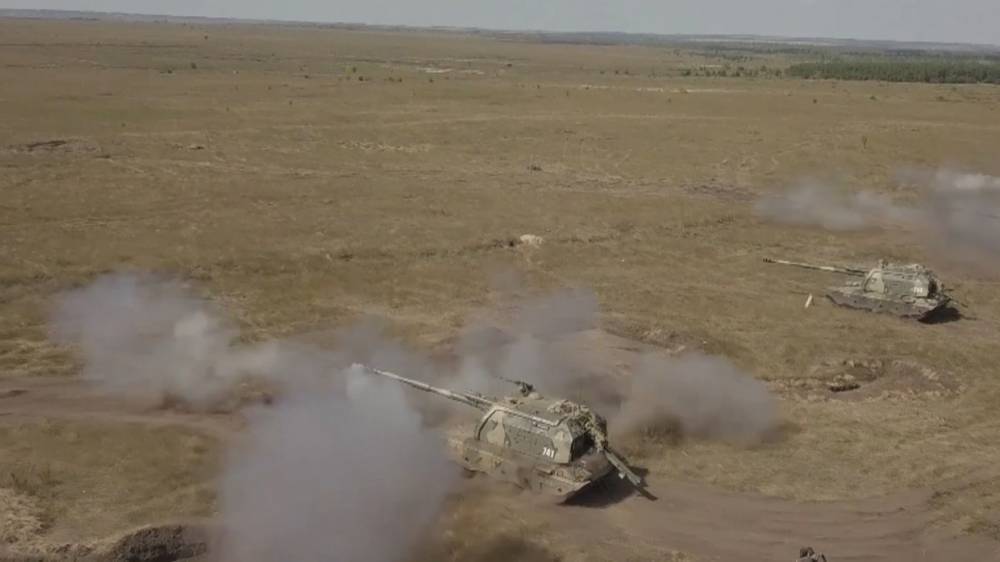 Видео масштабных стрельб российской артиллерии появилось в Сети
