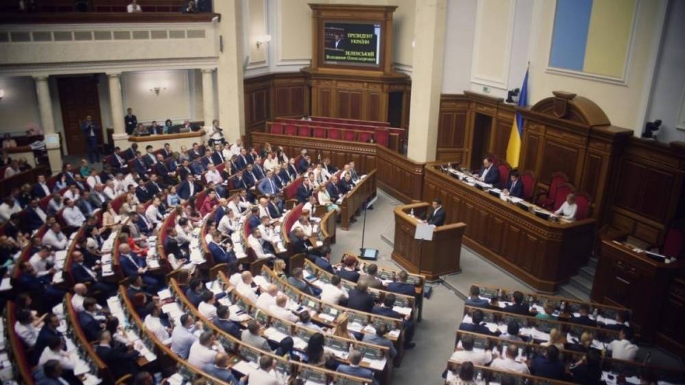 Верховная рада Украины приняла в первом чтении проект о процедуре импичмента президента