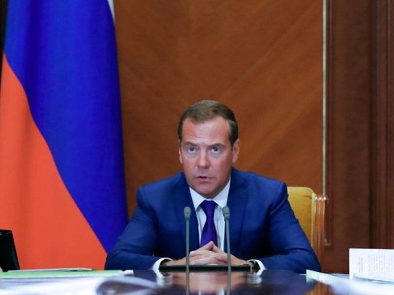 Медведев поручил строже наказывать водителей за нарушения, если в салоне есть дети