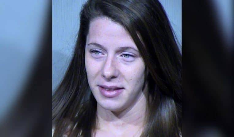 Девочка 10 лет сняла на видео пьяную маму за рулем, а затем вызвала полицию