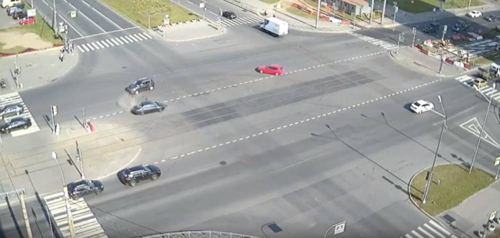 В Сети появилась видеозапись столкновения Kia и Ford на перекрестке Сизова и Испытателей