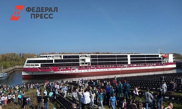 В Нижнем Новгороде спустили на воду круизный лайнер «Мустай Карим»