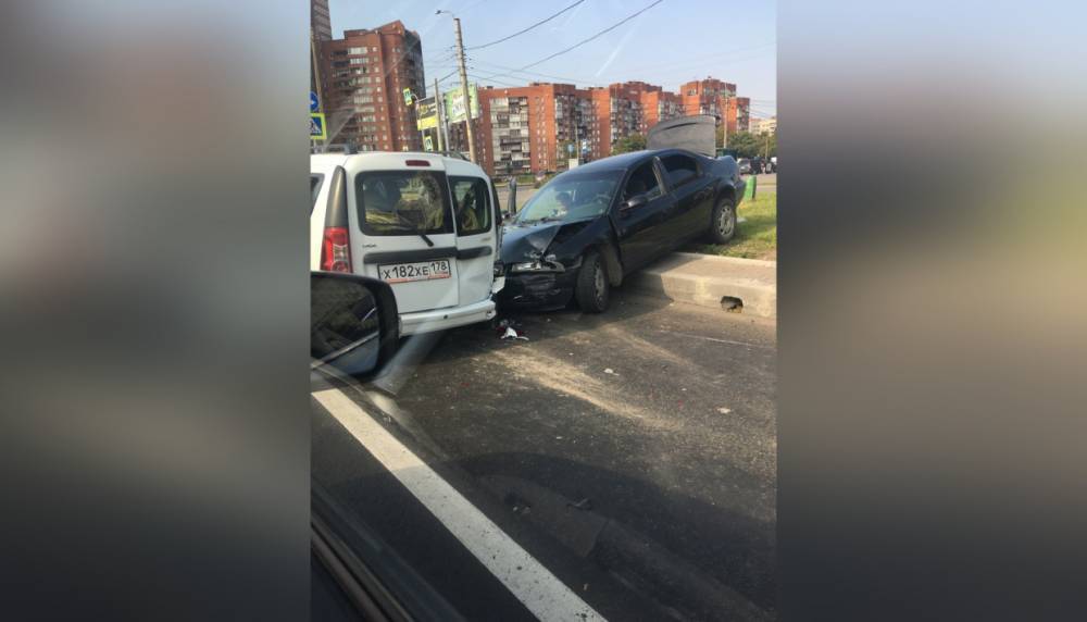 На Луначарского черный автомобиль выбросило на обочину при столкновении