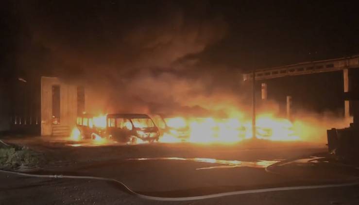 Видео с места пожара под Петербургом, где сгорели 12 микроавтобусов