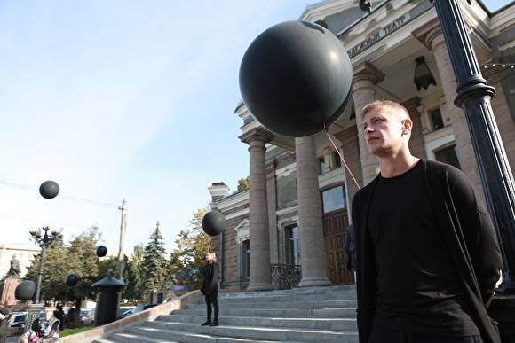 Жители Челябинска стали свидетелями «Черного перформанса» на площади Революции