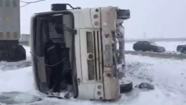Видео: в Норильске водитель опрокинул автобус и сбежал