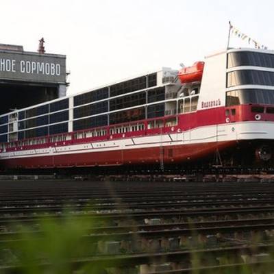 Круизный лайнер "Мустай Карим" спустили на воду в Нижнем Новгороде