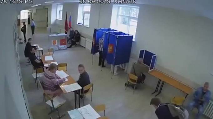 Сотрудница полиции проигнорировала избиение члена избирательной комиссии в Петербурге