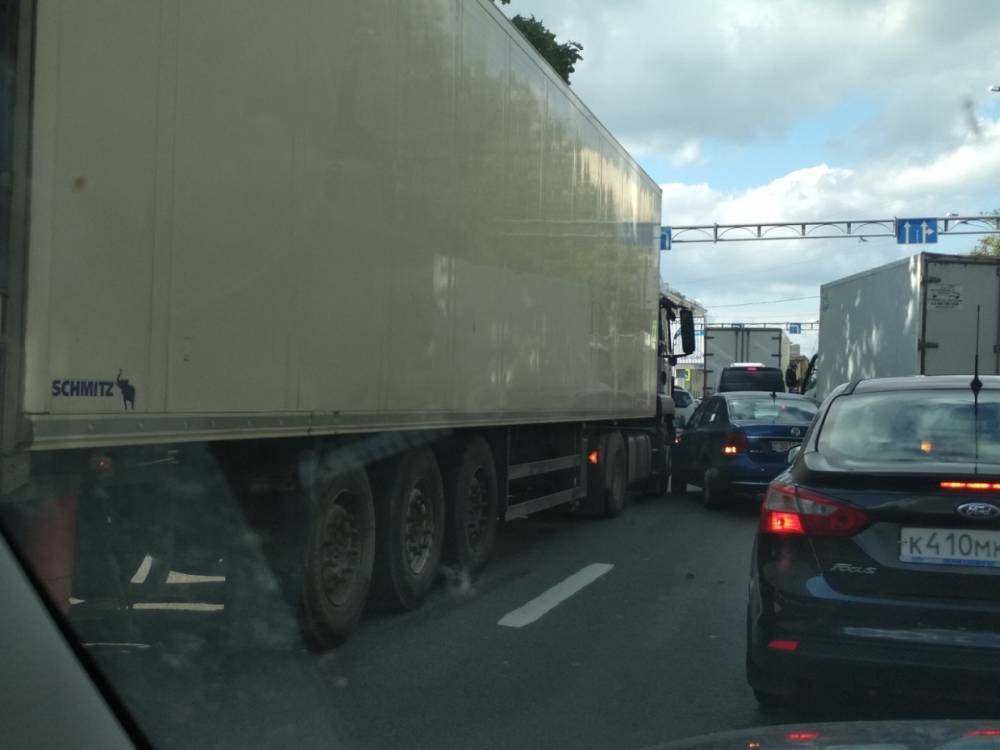 На дорогах Петербурга произошло очередное ДТП с участием большегруза