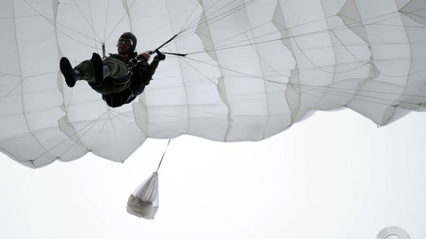 В Приморье спасли повисшего на карнизе дома десантника с парашютом (ВИДЕО)