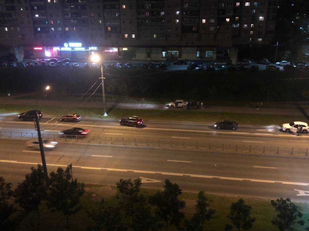 Автомобиль вылетел на тротуар на Ленинском проспекте