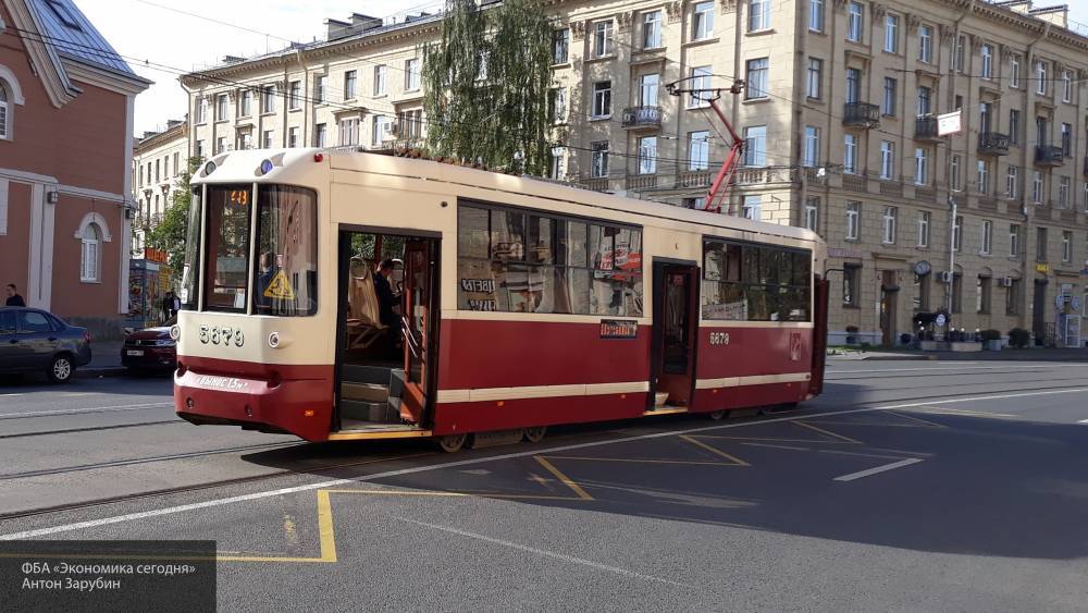 Внушительную пробку трамваев образовало ДТП на Шлиссельбургском проспете Петербурга