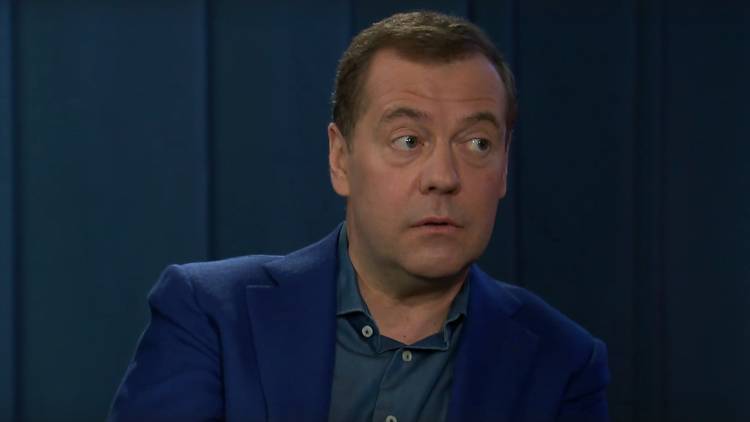 Медведев призвал ввести боле гибкие формы рабочего времени в РФ
