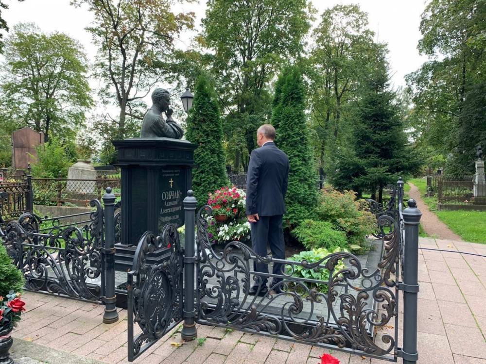 Александр Беглов почтил память Анатолия Собчака и возложил цветы к его могиле