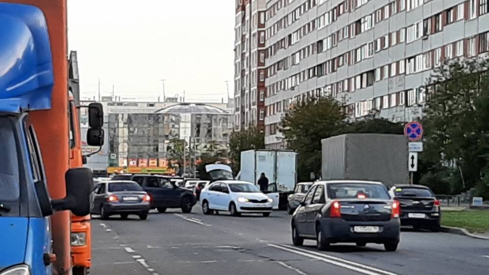 Два автомобиля столкнулись на улице Генерала Симоняка