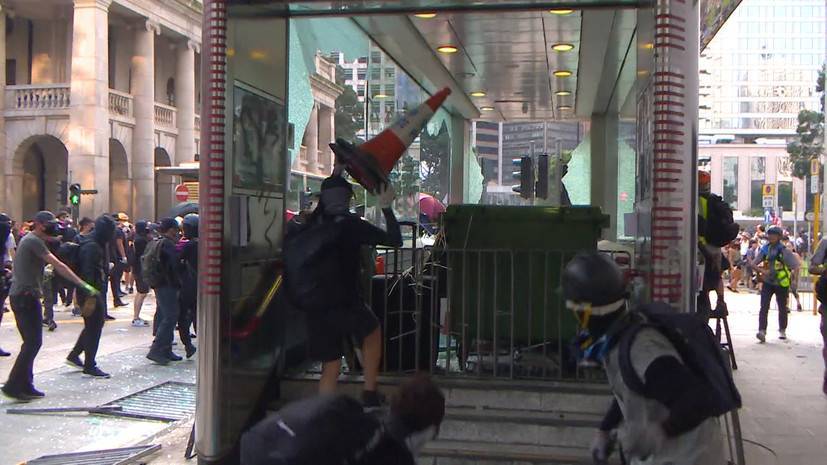 Столкновения полиции и протестующих в Гонконге — видео