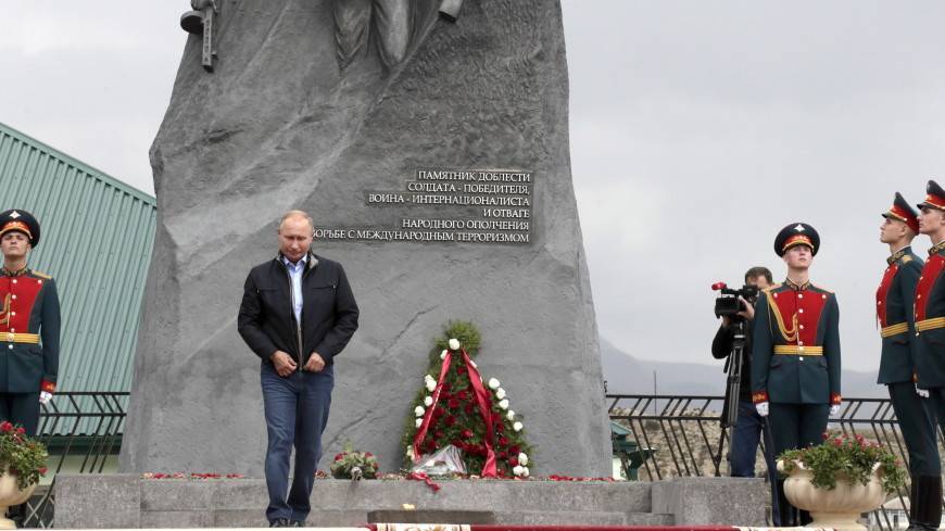 Путин возложил цветы к мемориалу в Ботлихском районе Дагестана