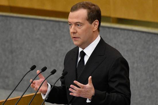 Медведев сообщил об увеличении числа россиян, подключённых к соцконтрактам