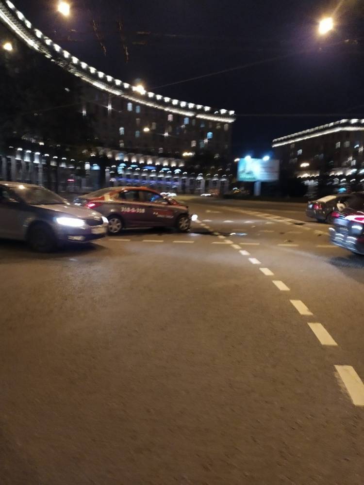 На Комсомольской площади в Петербурге такси попало ДТП