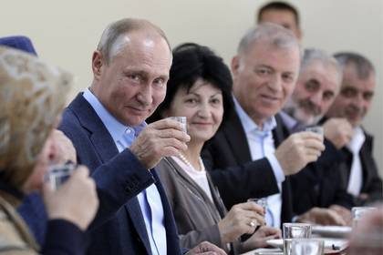 Путин выполнил обещание и выпил рюмку водки с ополченцами в Дагестане