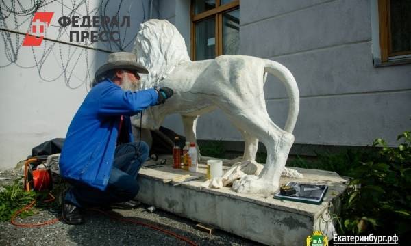 В Екатеринбурге начали реконструировать статуи львов из сквера за оперным театром