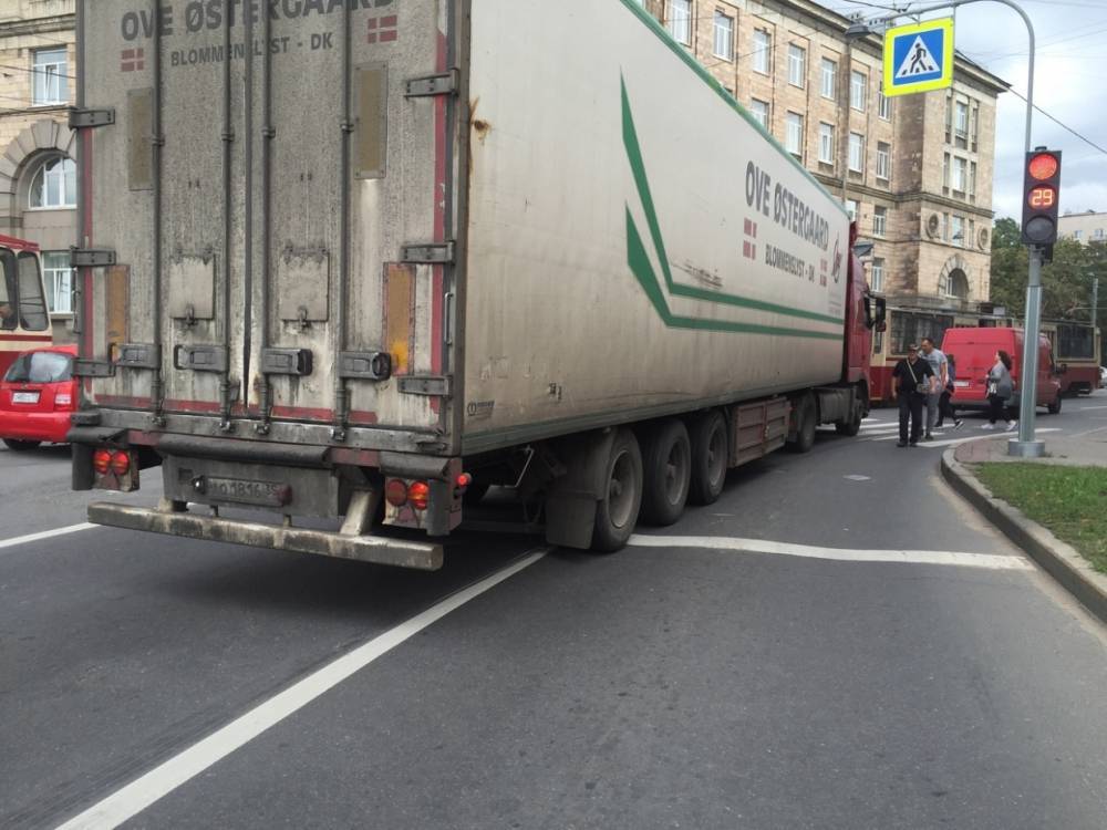 На Светлановской площади Петербурга произошло ДТП с участием фуры и фургона