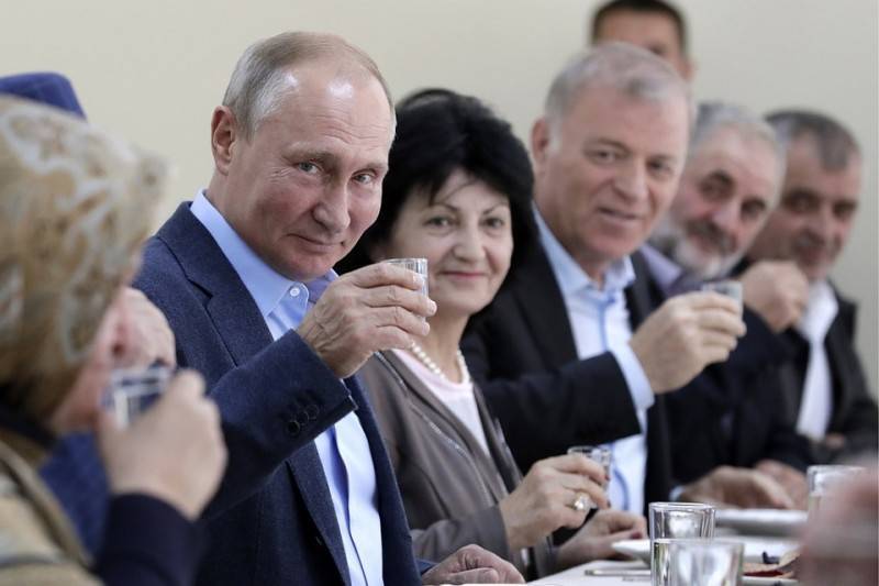 Путин выпил в дагестанском Ботлихе рюмку водки, которую обещал выпить после победы над террористами
